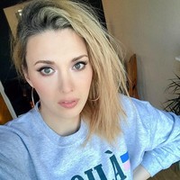 Dia tidak diterima oleh ayahnya karena pengakuannya yang mngejutkan soal gendernya. Di usia 16, Paris terjerumus menjadi pekerja seks gay. Dia pun pernah mencuri.  Foto: Instagram ( @paris.lees)