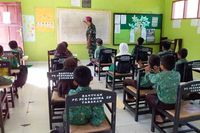 Marinir Mengajar Anak-anak TKI di Sekolah Tapal Batas Sebatik
