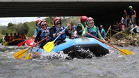 Emak-emak ini dengan semangat ikutan rafting ria di Sungai Lukup Badak. Mereka dengan semangat mendayung perahu karet dari titik start hingga finish. (dok. Dinas Pariwisata Aceh)