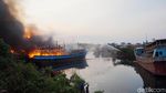 Asap Membubung Tinggi dari Kapal Terbakar di Pekalongan