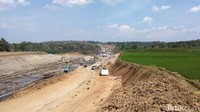 Direktur Utama PT Jasamarga Solo Ngawi (JSN) David Wijayatno mengatakan, progres untuk Jembatan Kali Kenteng pemasangan erection girder dan sekarang sudah enam bentang selesai.