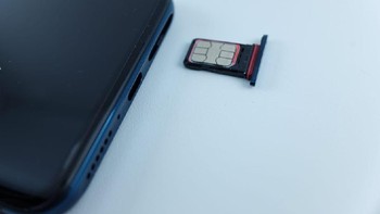  Alasan beli = Peningkatan di sektor Face ID, speaker, dan adanya Dual SIM. Dengan peningkatan Face ID, ponselmu akan terbuka lebih cepat. Suara iPhone XS pun menjanjikan pengalaman lebih dinamis untuk telinga. Dual SIM-nya pun patut dinantikan. (Foto: Ilustrasi iPhone XS)