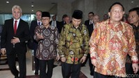 Zulkifli Hasan tampak didampingi EE Mangindaan dan Hidayat Nur Wahid.