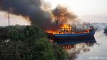 Asap Membubung Tinggi dari Kapal Terbakar di Pekalongan