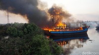 Asap hitam membubung tinggi dari kapal yang terbakar.