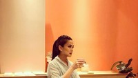  Baru saja melahirkan, pemilik nama lengkap Dwi Lestari Pramesti Ariotedjo ini sudah kembali ramping dan tetap menawan. Ini posenya saat hendak menyeruput minuman. Foto: Instagram mestyariotedjo