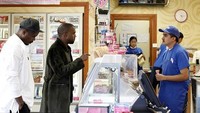 Tuh kan, kali ini ia membeli es krim sendiri, tanpa Kim. Kira-kria es krim apa rasa apa yang akan ia beli, ya? Foto: Istimewa