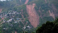 Angin topan Mangkhut menerjang beberapa daerah di Filipina. Salah satunya daerah Itogon, Benguet, Filipina. Topan Mangkhut melongsorkan tanah di sekitar kamp penambangan pada Minggu (16/9/2018) waktu setempat. Harley Palangchao/Reuters.