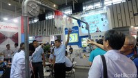 Pengunjung melihat-lihat produk yang dipamerkan.