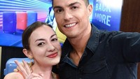 Wah! Keren banget Rianti bisa berfoto dengan bintang sepakbola Christiano Ronaldo. (Instagram/riantic)