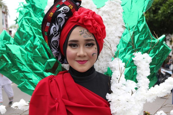 Sampah daur ulang dan daun kopi dirangkai menjadi kostum karnaval yang meriah di Gayo Alas Art Carnaval (Agus Setyadi/detikTravel) Sampah daur ulang dan daun kopi dirangkai menjadi kostum karnaval yang meriah di Gayo Alas Art Carnaval (Agus Setyadi/detikTravel)
