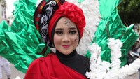 Sampah daur ulang dan daun kopi dirangkai menjadi kostum karnaval yang meriah di  Gayo Alas Art Carnaval (Agus Setyadi/detikTravel) 