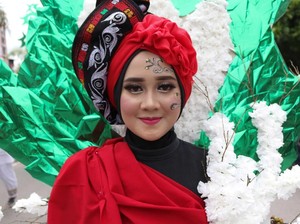 Cantiknya Gadis Gayo dengan Kostum Daur Ulang dan Daun Kopi