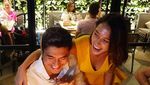 Tampannya Henry Golding Crazy Rich Asians, Saat Makan Chilli Crab