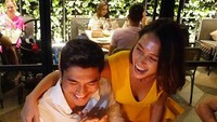 Rayakan ulang tahun yang ke-31, Henry mendapatkan kejutan manis dari sang istri. Lengkap dengan kue cokelat dan tiga lilin di atasnya. Foto: Instagram @henrygolding