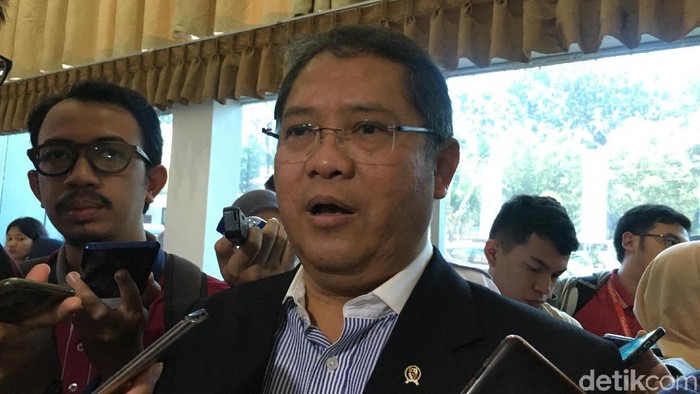 Menkominfo Rudiantara bicara soal nasib pelanggan First Media dan Bolt (Foto: Agus Tri Haryanto/detikINET) Menkominfo Rudiantara bicara soal nasib pelanggan First Media dan Bolt (Foto: Agus Tri Haryanto/detikINET)