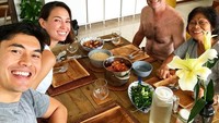 Ditemani sang istri, acara makan siang dengan chilli crab khas Singapura. Semakin meriah dengan kehadiran kedua orang tuanya, Henry juga suka dengan garlic rice yang gurih. Foto: Instagram @henrygolding