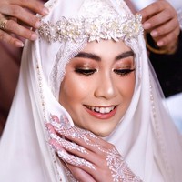 Anisa Rahma yang pernah bergabung dengan grup musik Cherrybelle ini juga menghias jemari tangannya dengan henna putih yang membuat penampilannya semakin glamour. Foto: Instagram januarychristymakeup