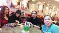 Masih bersama Pamela dan dua rekannya, Dinar terlihat santai. Mereka mau makan apa ya kira-kira? Foto: instagram @dinar_candy