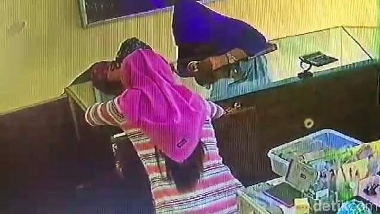 Aksi 2 Wanita Gendam Karyawan Toko Perhiasan Terekam CCTV Aksi 2 Wanita Gendam Karyawan Toko Perhiasan Terekam CCTV