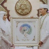 Pada saat akad nikah, Dito menyerahkan logam mulia seberat 28 gram dan uang tunai sebesar Rp 1.692.018 sebagai mas kawin. Foto: Instagram Hijazpictura
