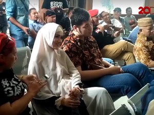 Pertama Kali! Mulan Jameela Temani Ahmad Dhani Sidang
