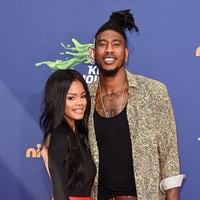 Teyana berpose bersama suaminya di karpet merah sebuah acara beberapa tahun lalu. Untuk mendapat perut sixpack, Teyana rutin berolahraga. Ia juga menciptakan sebuah program latihan, yang memadukan tarian dan olah tubuh. (Foto: Getty Images)