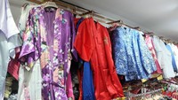 Selain itu, ada kaus dengan gambar dan tulisan khas China yang dihargai 20 Yuan. Jika membeli 10 kaus, bisa mendapatkan 1 kaus gratis (Raras Prawitaningrum/detikTravel)
