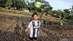 Empang Kering Jadi Lahan Bermain Anak-anak di Utara Jakarta