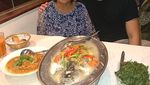 Tampannya Henry Golding Crazy Rich Asians, Saat Makan Chilli Crab