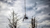 Waduk yang surut sejak Maret lalu ini juga dimanfaatkan oleh warga sekitar untuk mencari ikan dan mengumpulkan puing bangunan yang masih bisa digunakan. Foto: AntaraFoto/Raisan Alfarisi