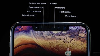 Alasan nggak beli = Masih berponi. Notch boleh jadi sudah punya penggemarnya sendiri. Tapi tak sedikit juga yang membenci. Yang pasti, iPhone XS masih berponi. Kalau tak suka tentu bisa jadi pertimbangan tidak membeli. (Foto: Stephen Lam/Reuters)