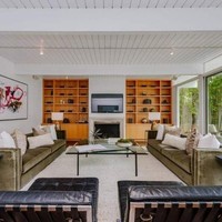 Rumah yang berlokasi di Beverly Hills, California, ini memiliki lounge dengan sofa beludru, sofa tidur dari kulit, TV layar datar, serta akses langsung ke kolam renang dan taman hijau. Foto: Dok. Trulia, Dok. Sothebys International Realty