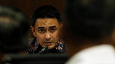 Zumi Zola Jalani Sidang di Tipikor