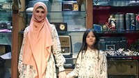 Mulan pernah keguguran pada tahun 2016 lalu, usai melahirkan Safeea. Dok. Instagram/mulanjameela1