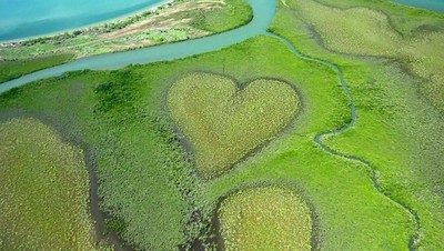Pulau Hati, Liukan Jalan Tol, dan Foto Unik Lain dari Udara