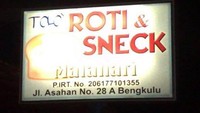Toko ini menjual roti dan sneck. Mungkin maksudnya Roti dan Snack ya. Foto: Istimewa