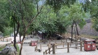 Jika waktu perjalanan tak cukup atau tak sanggup lagi naik ke atas, wisatawan bisa naik hanya sampai pos 1. Dari pos ini pun pemandangannya tak kalah menakjubkan (Raras Prawitaningrum/detikTravel)