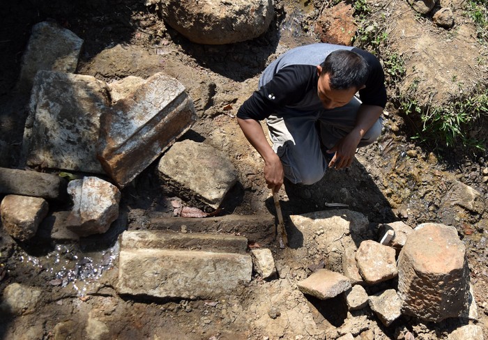 Juru pelihara Balai Pelestarian Cagar Budaya (BPCB), Pariyanto menunjukkan struktur batuan diduga bagian candi yang dia temukan di salah satu lahan kebun warga, Bergas, Kabupaten Semarang, Jawa Tengah, Senin (17/9). BPCB Jateng akan melakukan penelitian struktur batuan yang sementara ini diduga terkait dengan kompleks Candi Ngempon yang berada tak jauh dari lokasi penemuan.  ANTARA FOTO/Aditya Pradana Putra/hp/18.