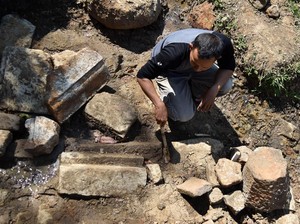 Ahli Geologi Menjilat Batuan Saat Bekerja, Begini Alasannya!