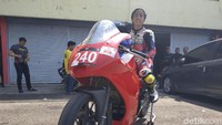 Menjadi pebalap yang paling muda tidak membuat gentar Zahri. Ia mengaku tidak takut untuk melawan pebalap lain yang umurnya lebih dewasa darinya, soalnya ia memiliki impian yang besar. Foto: Ridwan Arifin