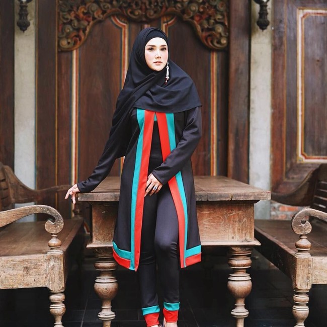 Baru-baru ini, Mulan memamerkan gaya hijab yang berbeda dari sebelumnya. Dalam sebuah unggahan di Instagram, Mulan berpose dalam balutan busana serba hitam dengan celana panjang yang mengepas di kaki, berikut outerwear yang dibingkai aksen color-blocking. (Foto: Instagram/@mulanjameela1)