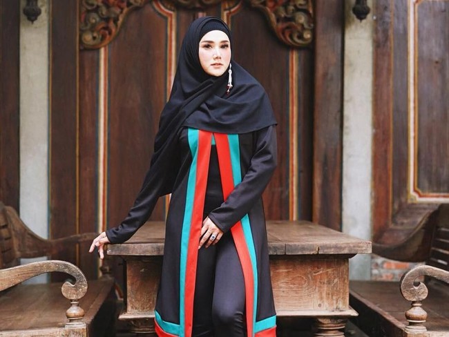 Hijabnya sendiri hadir dengan gaya menyilang. Sebagai sentuhan akhir, Mulan menambahkan aksesori berupa satu anting bergaya etnik yang menjuntai di sisi kirinya. (Foto: Instagram/@mulanjameela1)