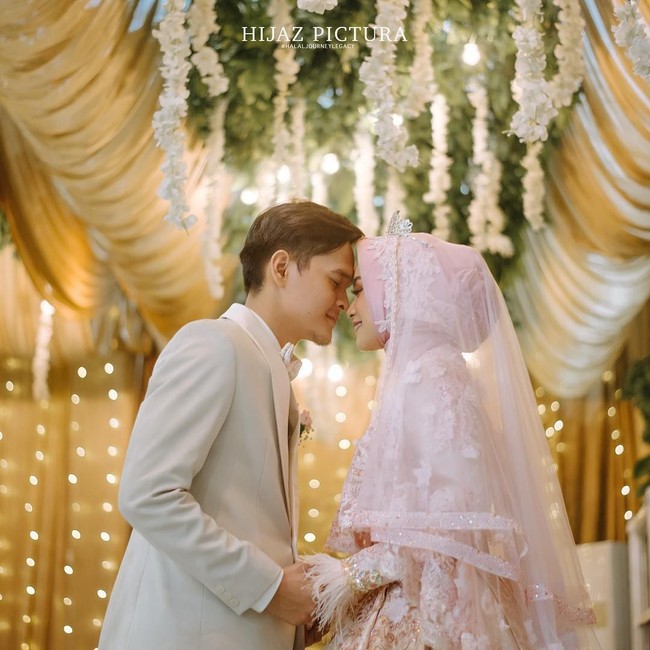 Anisa Rahma memakai gaun pengantin megah yang proses pembuatannya hanya sebentar. Proses pembuatan busana dan fitting yang terhitung sebentar karena memang keduanya melangsungkan taaruf selama kurang lebih 3 bulan,” demikian pernyataan dari desainer busana Anisa, Laksmi Wedding Muslimah. Foto: Instagram gazaimagecreated