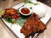 Pedas Menyengat Ayam Taliwang dan Plecing Kangkung Ada di Sini