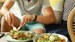 Tampannya Henry Golding Crazy Rich Asians, Saat Makan Chilli Crab