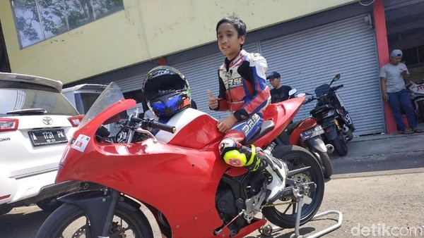 Zahri, Bocah 10 Tahun yang Sudah Berani Kebut-kebutan di Sirkuit