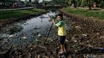 Empang Kering Jadi Lahan Bermain Anak-anak di Utara Jakarta
