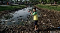Empang yang berada di area taman di wilayah Koja itu mengalami kekeringan akibat musim kemarau panjang yang terjadi di Jakarta Utara sejak beberapa bulan belakangan.
