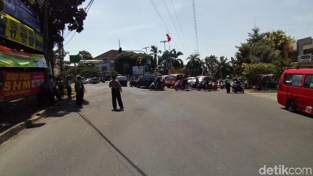 Polisi melakukan pengalihan arus lalin